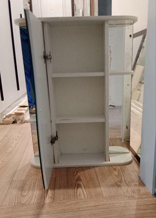 Шкаф щеркальный навесной