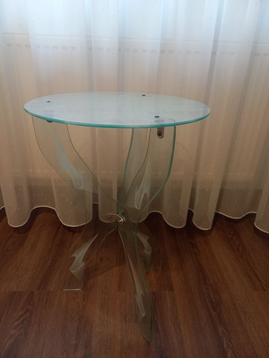 Masuta de sticla cu 3 picioare. Demontabila. Stare perfecta
Sticla are