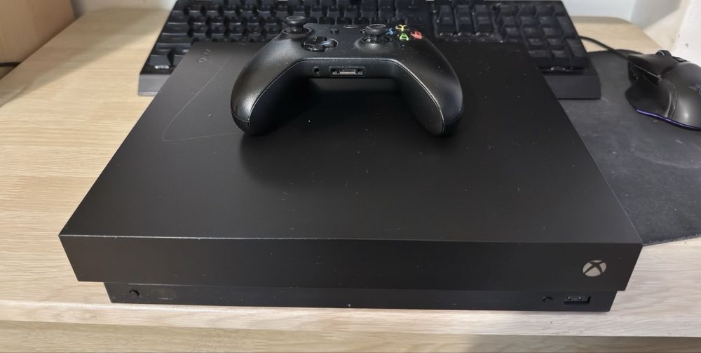 Vând Xbox One S – 1TB – Negru + Jocuri și Volan Myria
