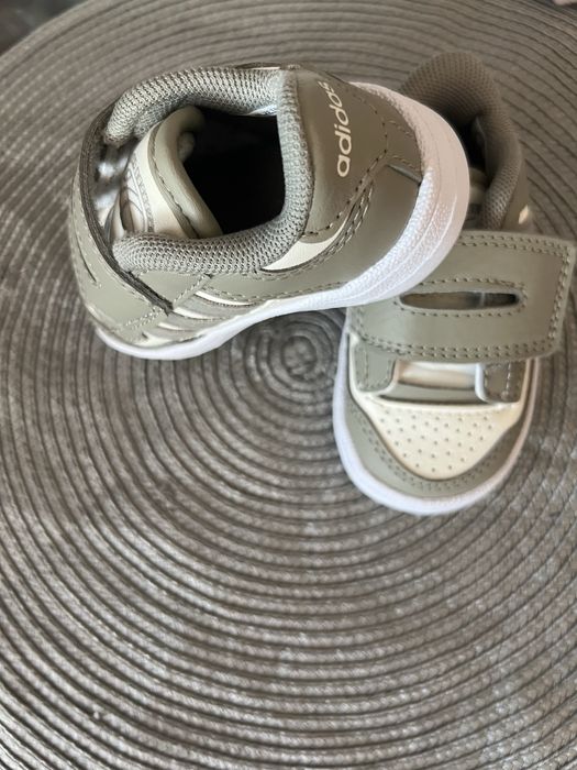 Vând Adidasi Adidas