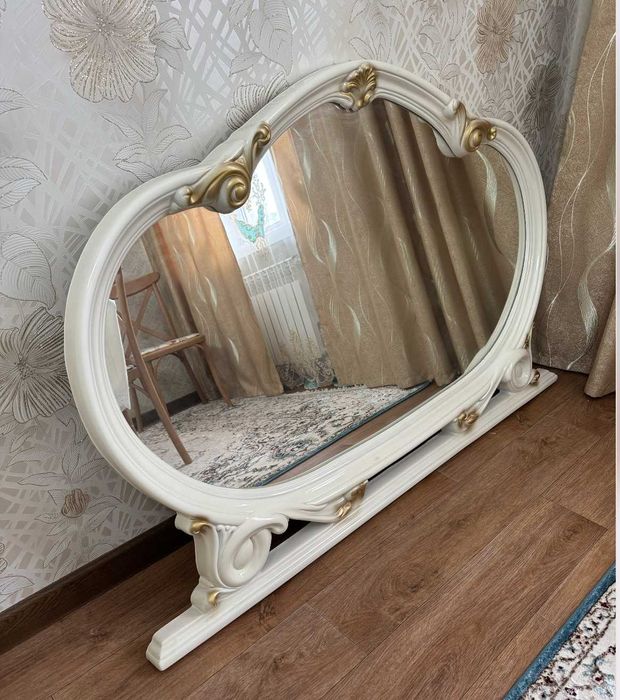 Большое настенное зеркало
