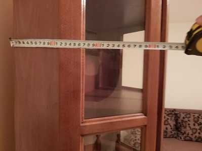 продавам изящен поръчков трапецовиден скрин: 80 см задна 40 см предна