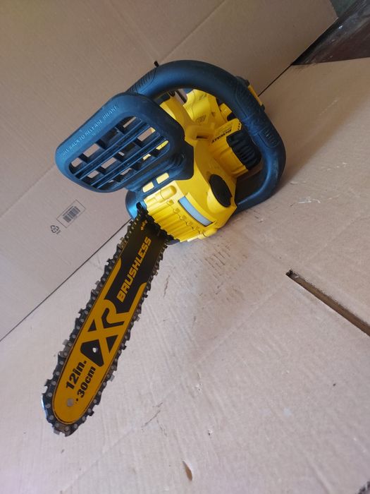 drujbă electrică cu acumulator DeWalt DCM565N, echipată cu un motor fără perii și o lamă de 30 cm.