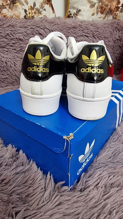 Adidași Adidas Superstar.