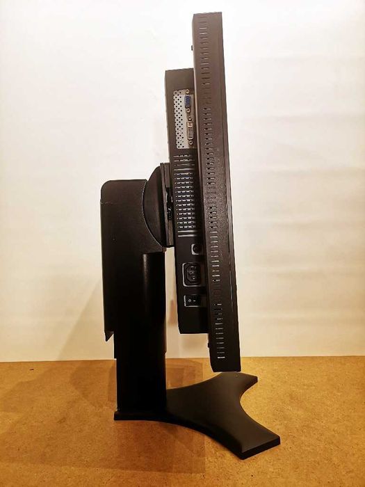 Професионален монитор NEC 1990FX