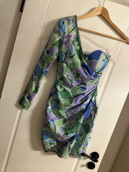 Рокля с един ръкав