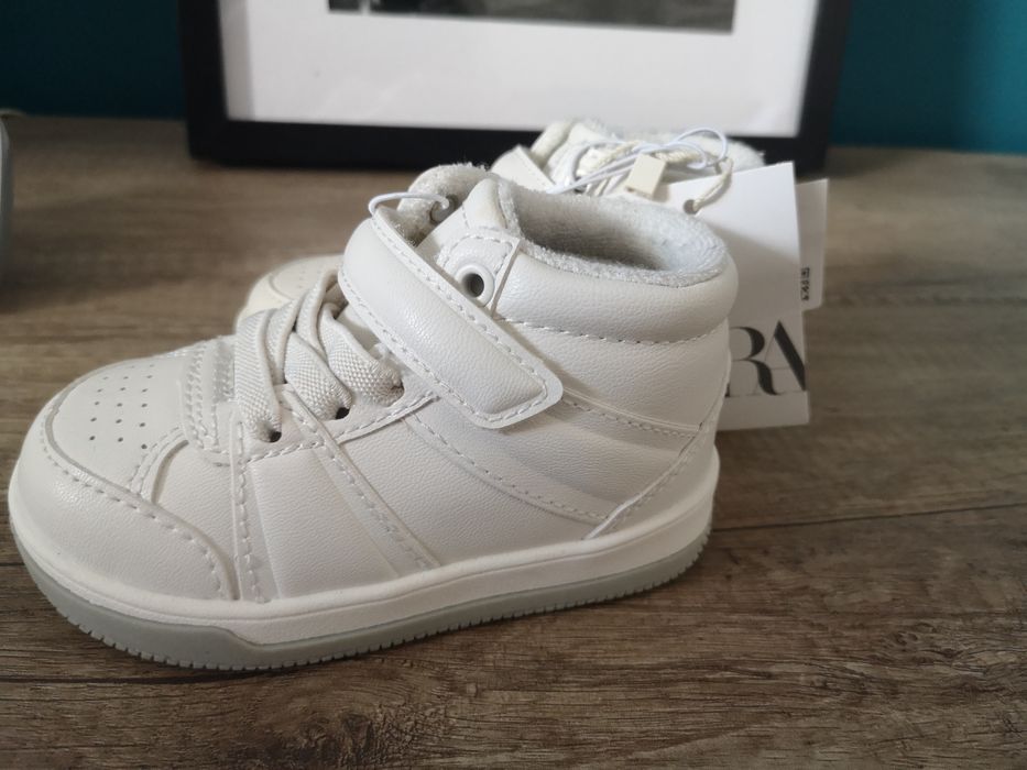 Детски бели кецове Зара 21 26 и 27 номер