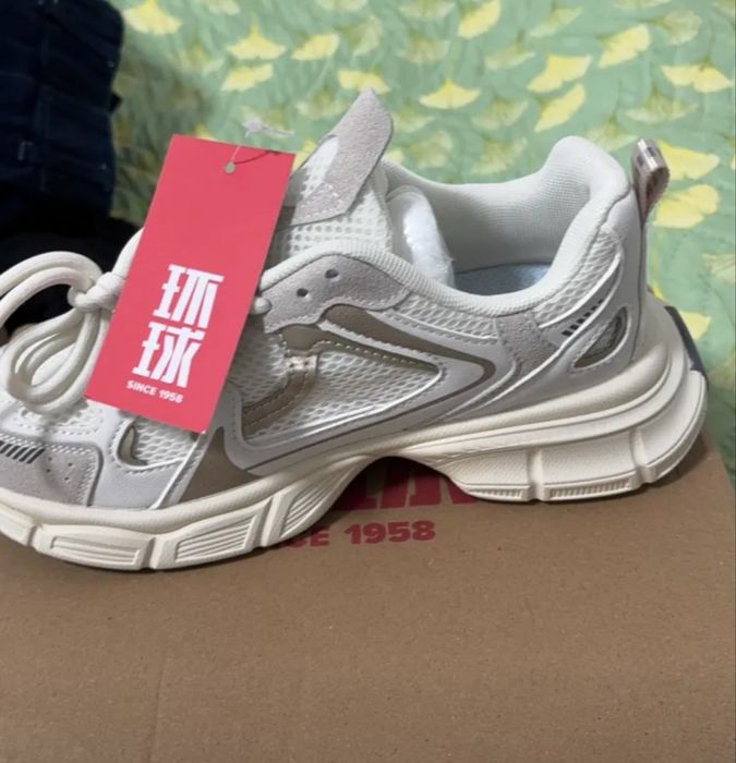 Женские кроссовки