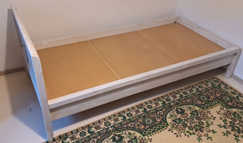 Деревянная белая кровать