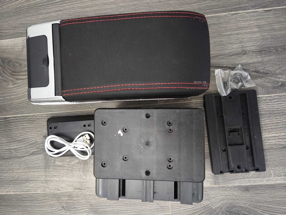 Cotiera auto universala cu 2 porturi USB,model 7H, negru, cusatura rosie , culisanta si rabatabila