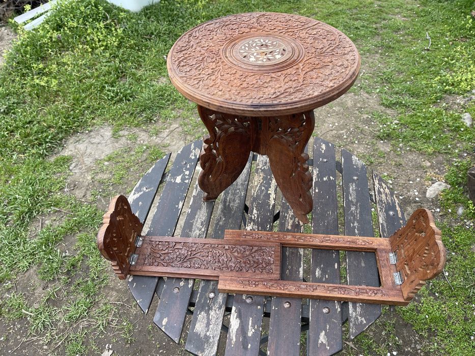 Măsuță rotundă, suport pentru cărti sculptat