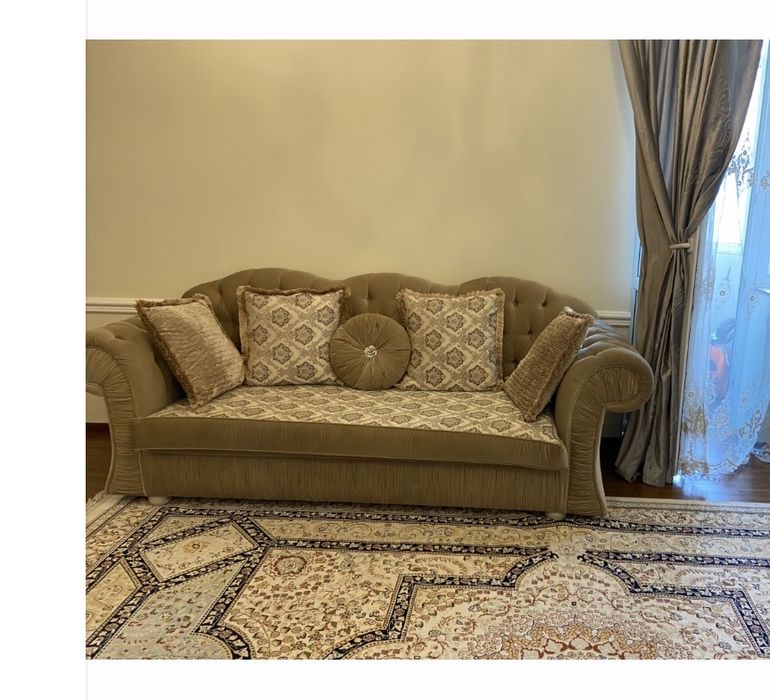 Диван с подушками и два кресла