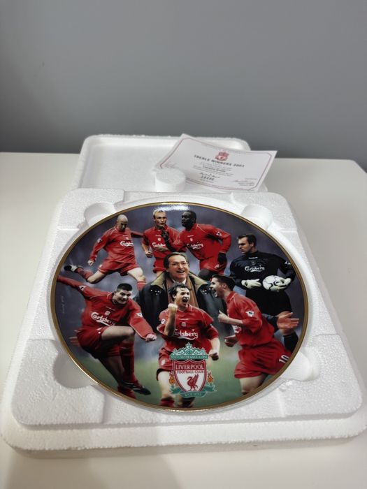 Колекционерска чиния Ливърпул – Liverpool Treble Winners 2001 (Danbury Mint) + Сертификат