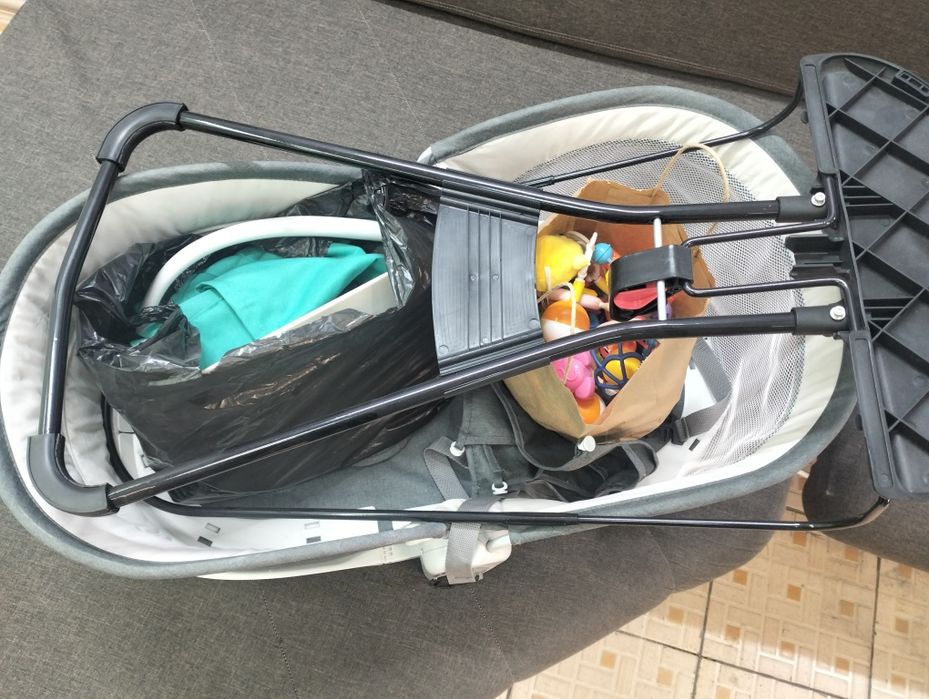 Кроватка, шезлонг и игрушки