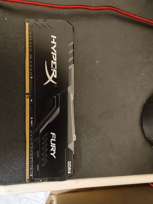 Vând RAM DDR4 16GB 3200 Kingston HyperX RGB