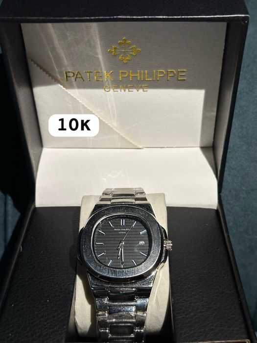 Продам часы новыйе брендовый  с чехлом