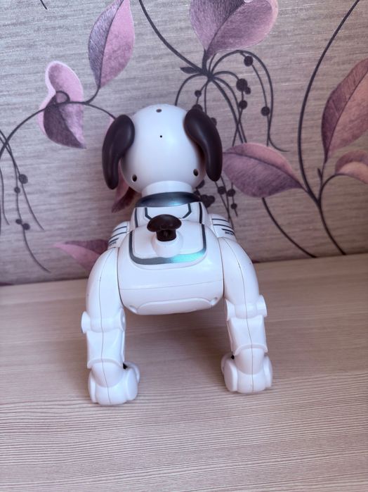Собака робот на пульте управления