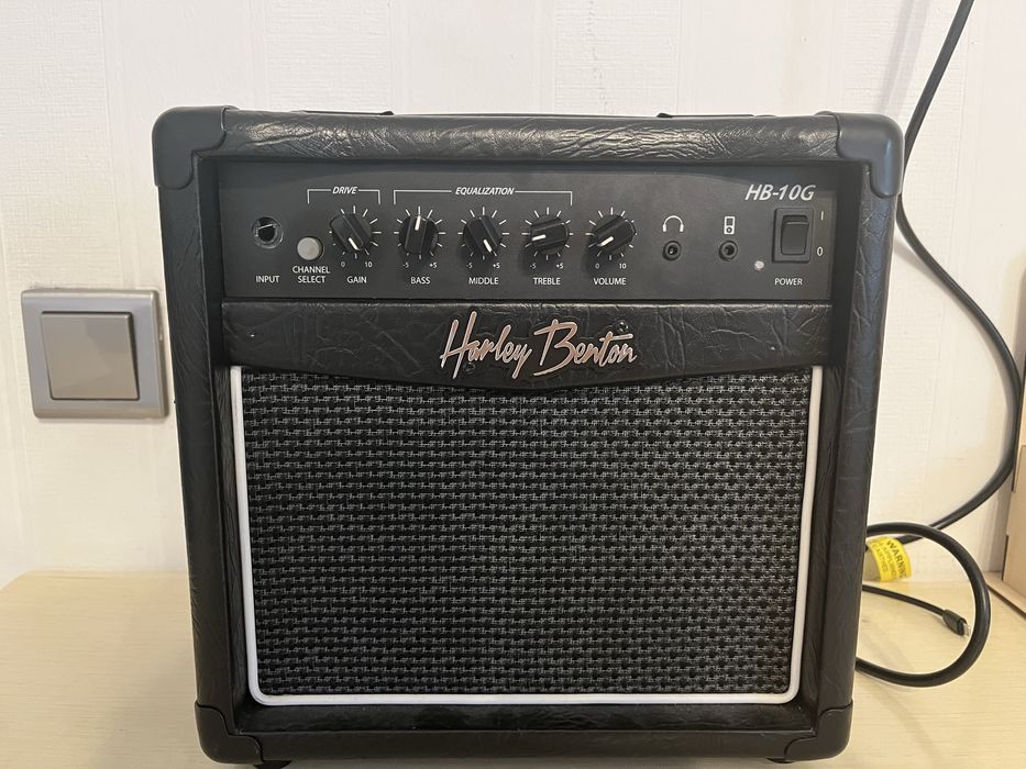 продаю комбик Harley benton