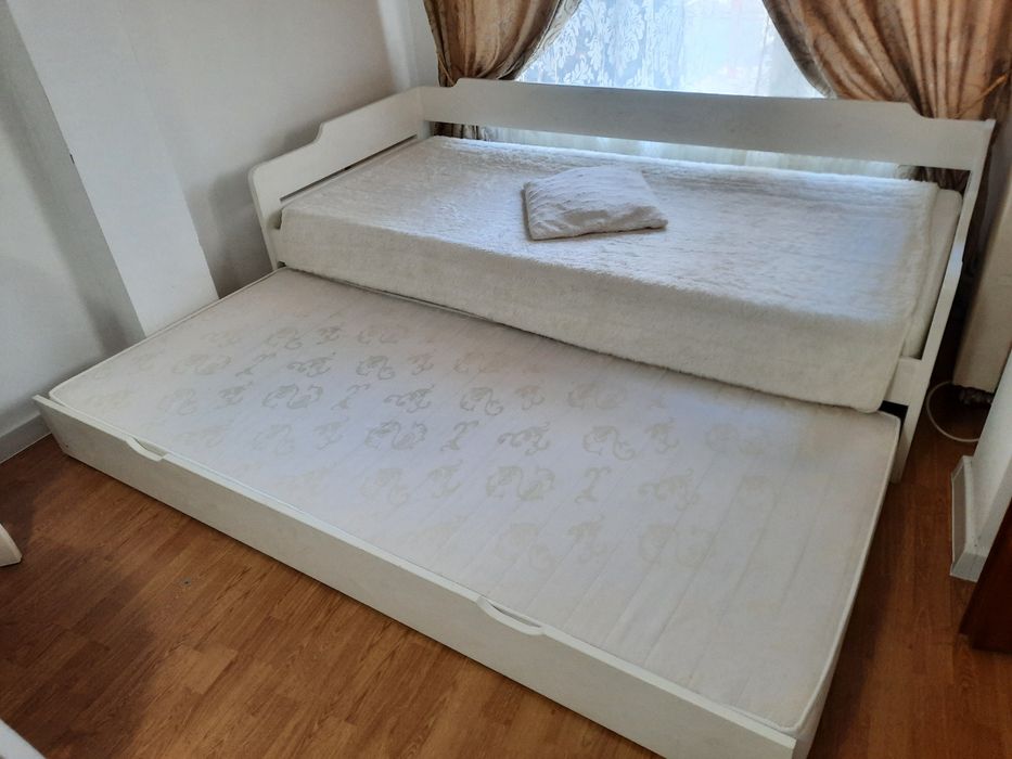 Vând pat lemn cu doua  saltele de 90/2