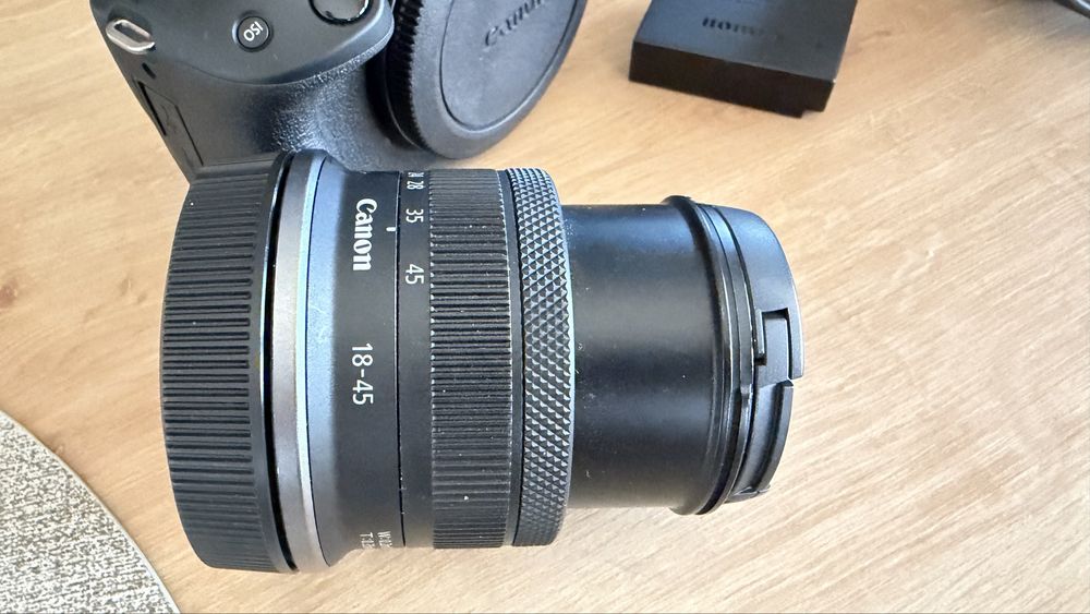on EOS R50 + obiectiv RF-S 18–45mm – kit