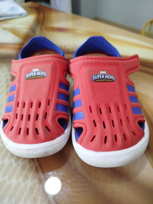 Сандали и маратонки Адидас