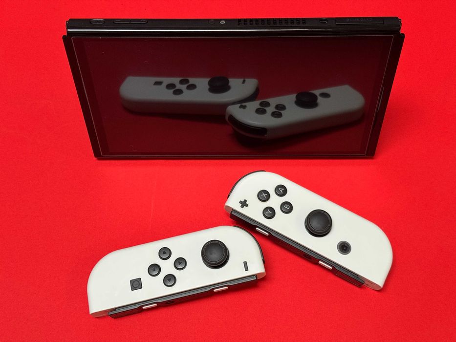 Nintendo Switch OLED Albă 64GB Modată + Husă & Folie Ecran + Jocuri la alegere