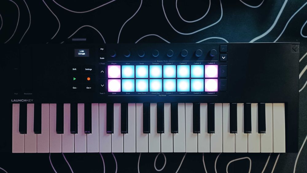 Midi клавиатура \ Midi контроллер - Novation Launchkey Mini 37 MK4