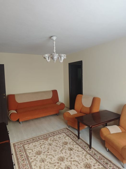 La închiriere,apartament cu trei camere