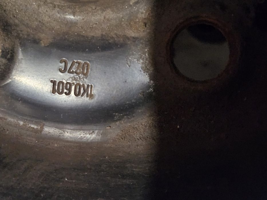 Метални оригинални джанти със зимни гуми на тях