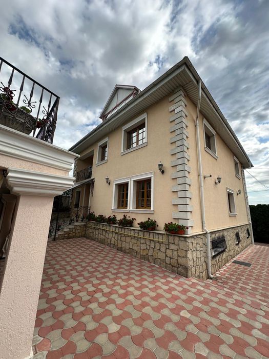 Casa S+P+E+M cu piscina