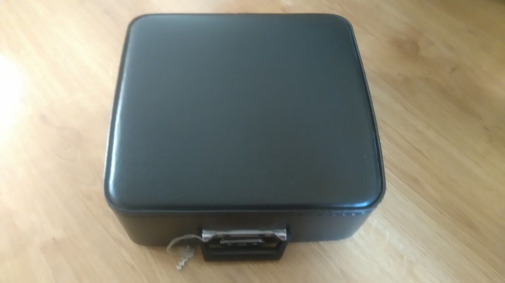 Пишеща машина с куфар - бордо, кирилица