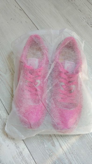 Дамски розови велурени маратонки REEBOK CL NYLON EUR38
