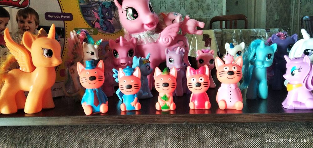 Детские игрушки , единорожки и игрушки  семейка Три кота.