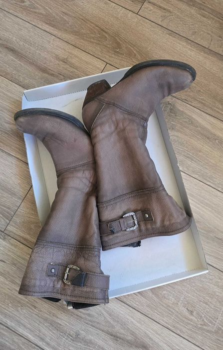 Ботуши от естествена кожа.