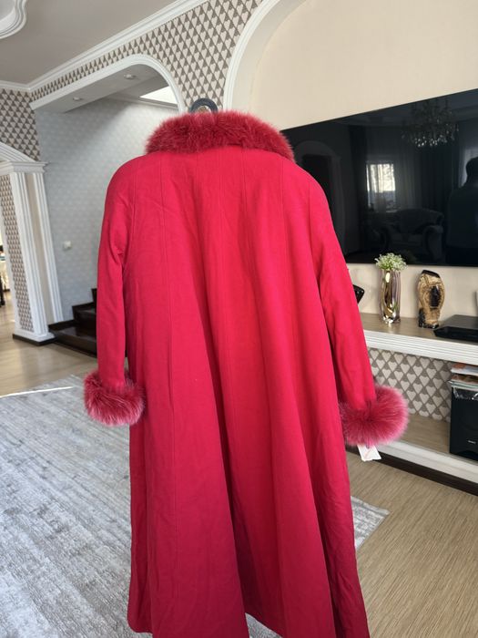 Новое пальто красного цвета