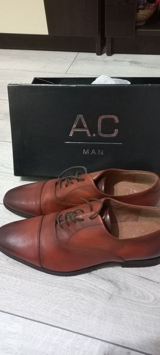 Pantofi de piele, noi, comozi și eleganți