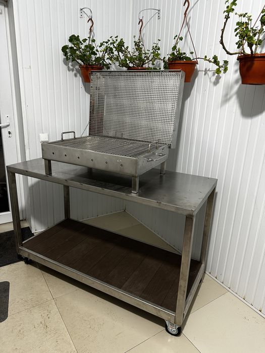 Gratar cu masa si hota verticala integral din inox