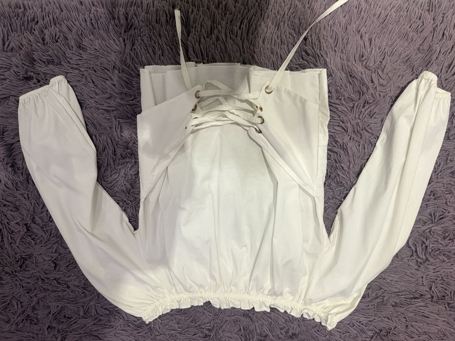 Блуза с интересен гръб