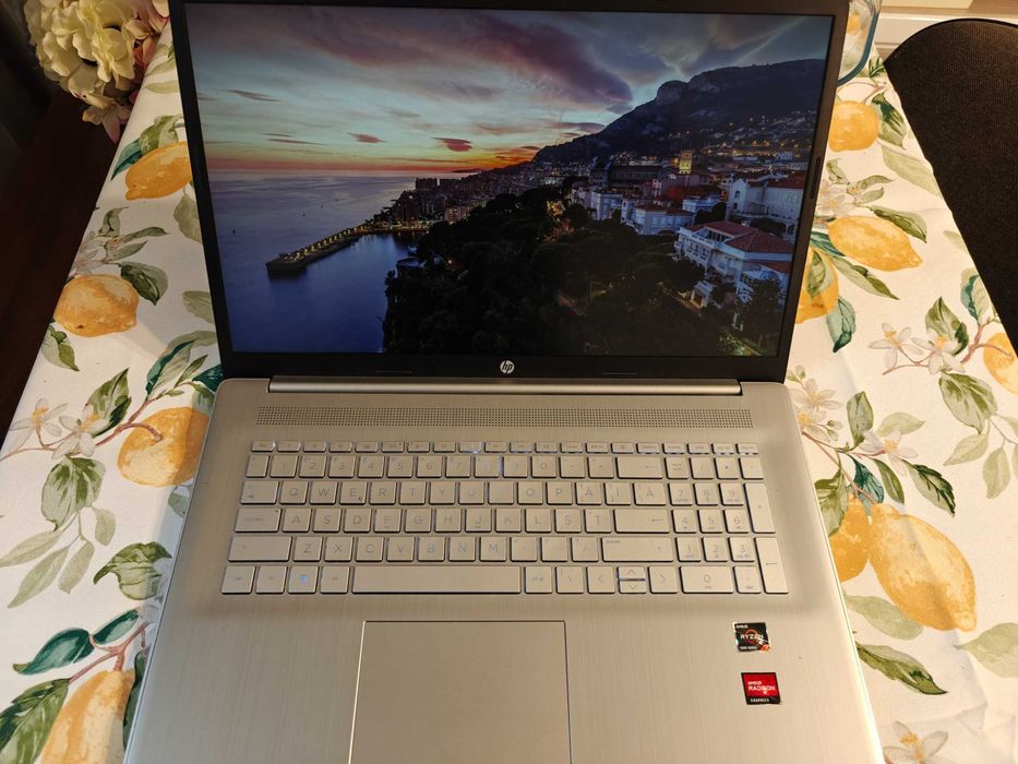 Laptop HP Ryzen 7, display 17 inch