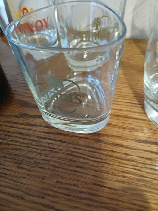 Продавам различни стъклени чаши,нови, рекламни,повечето с надписи