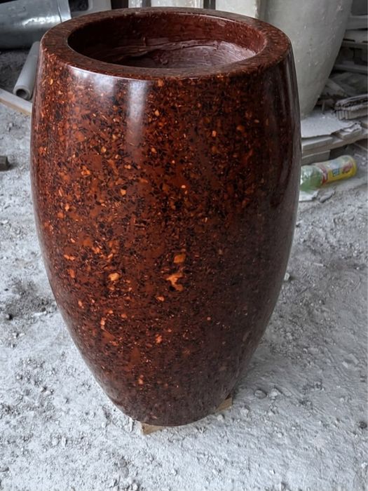 Скамейки, урны, вазоны,