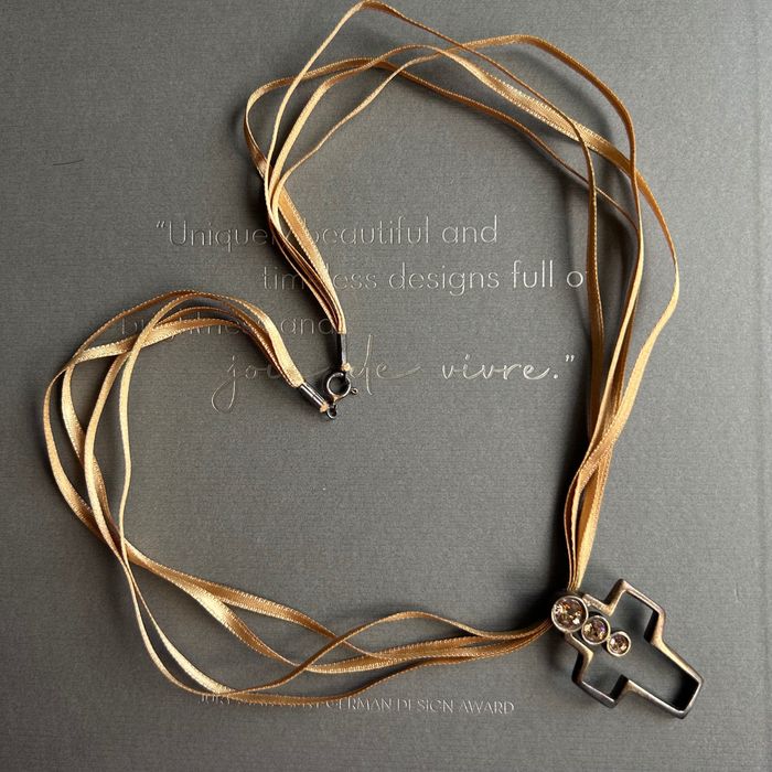 Елегантно арт колие с кръст в златисто