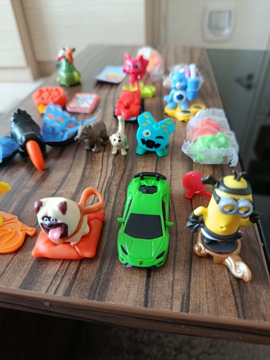 Лего различни фигурки и киндер играчки от яйца