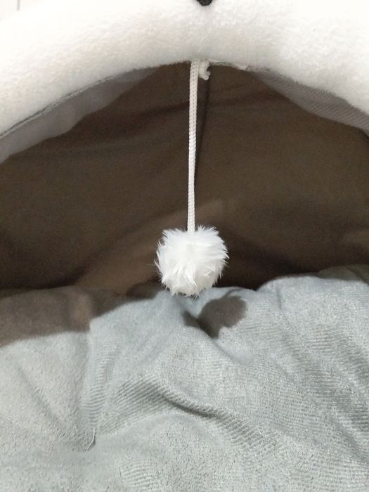 кошачий домик с игрушкой