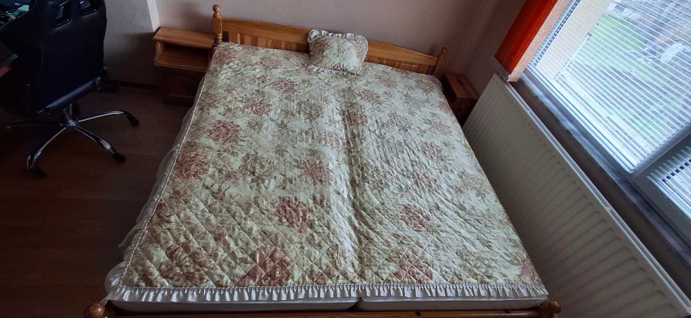 Спалня от естествена дървесина