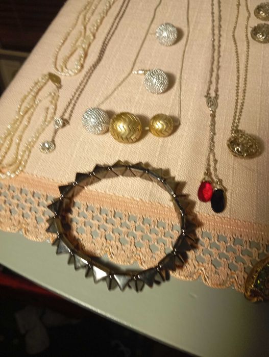 Женски бижута колиета гривни и брошки