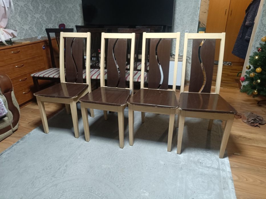 Стол.           .