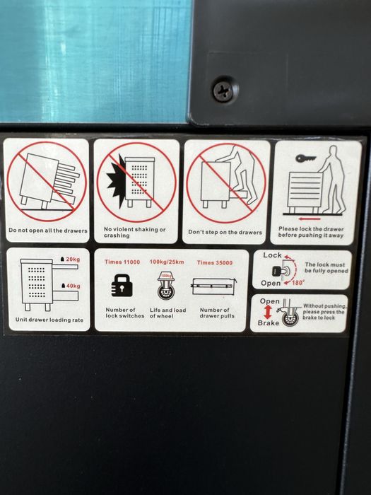 Шкаф-количка с инстументи 261 части HAWEK