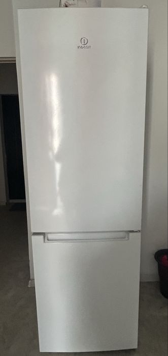 Продаётся неисправный холодильник Indesit