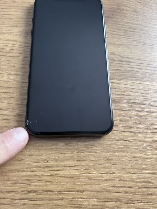 IPhone X are o crăpătură pe ecran dar nu afecteaza .